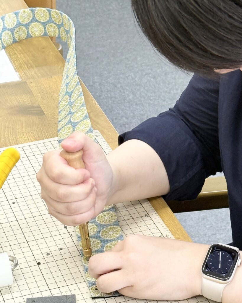 大阪の畳縁クラフト体験でスーツケースベルトを作る様子