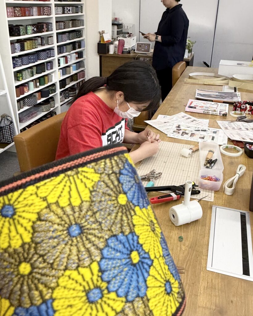 大阪の畳縁クラフト体験でスマホストラップを作る様子